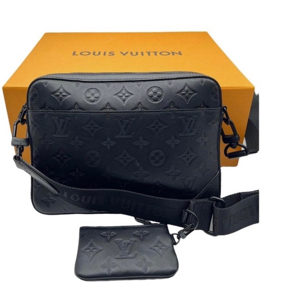 Louis Vuitton - Picture 2 of 3